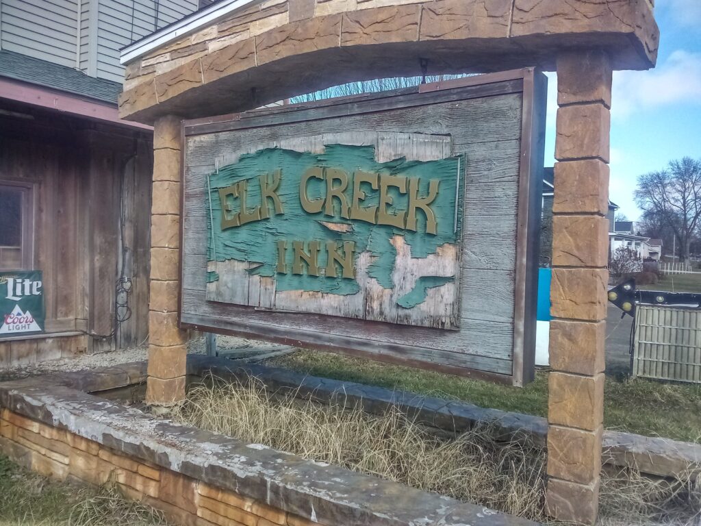 A sign that says sea creek inn.