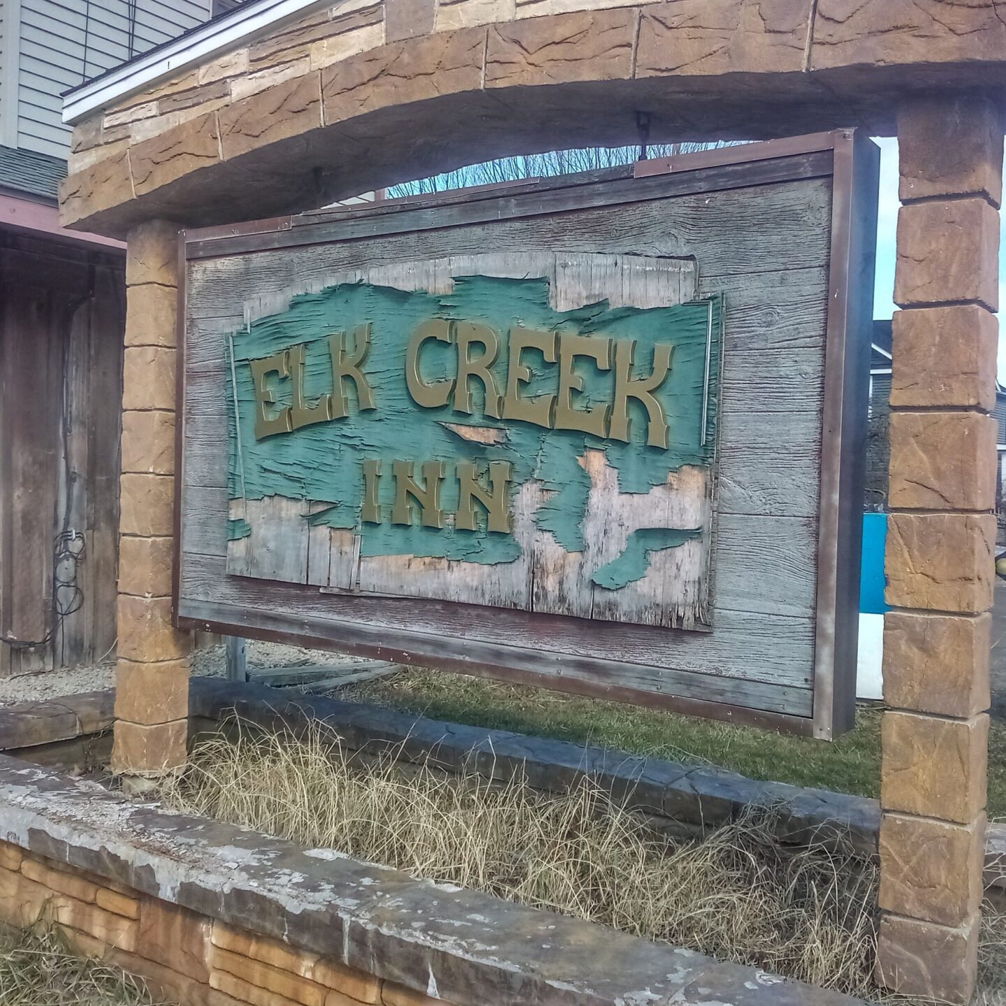 A sign that says sea creek inn.